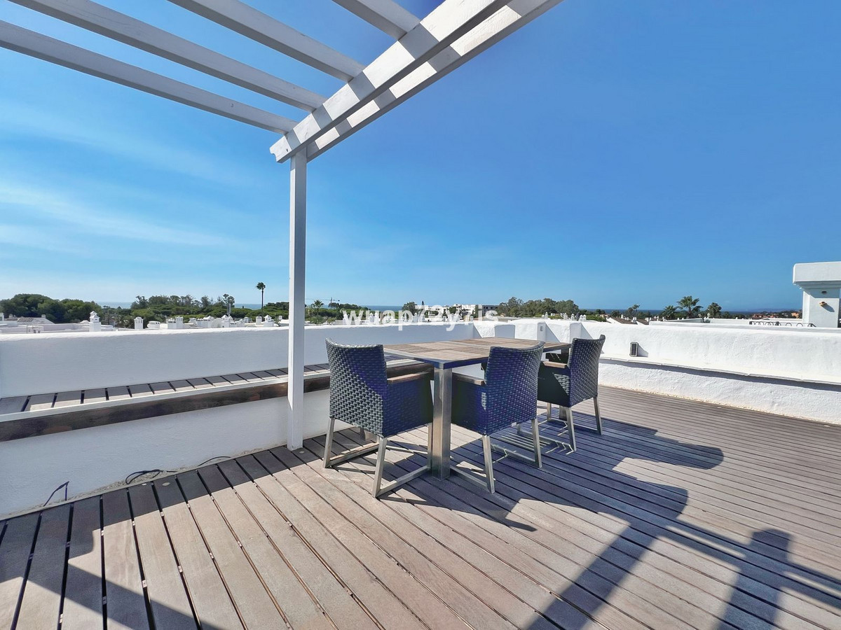 2 Bed Apartment for sale in El Paraiso Costa Del Sol, Málaga, Spain