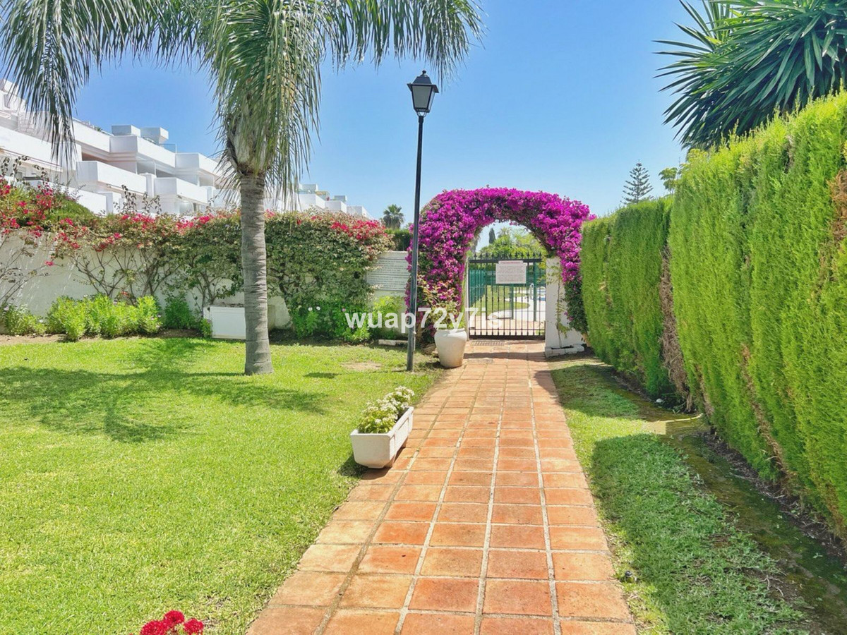 2 Bed Apartment for sale in El Paraiso Costa Del Sol, Málaga, Spain