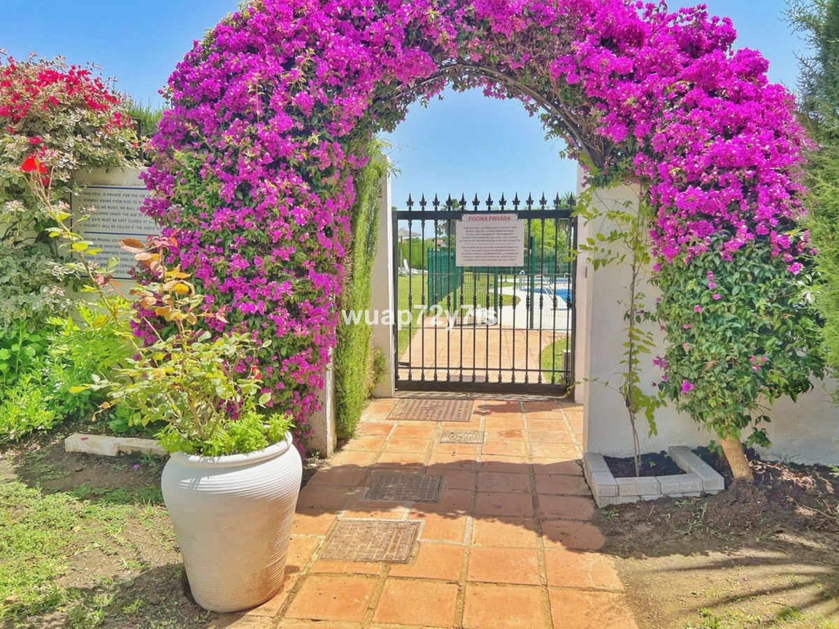 2 Bed Apartment for sale in El Paraiso Costa Del Sol, Málaga, Spain
