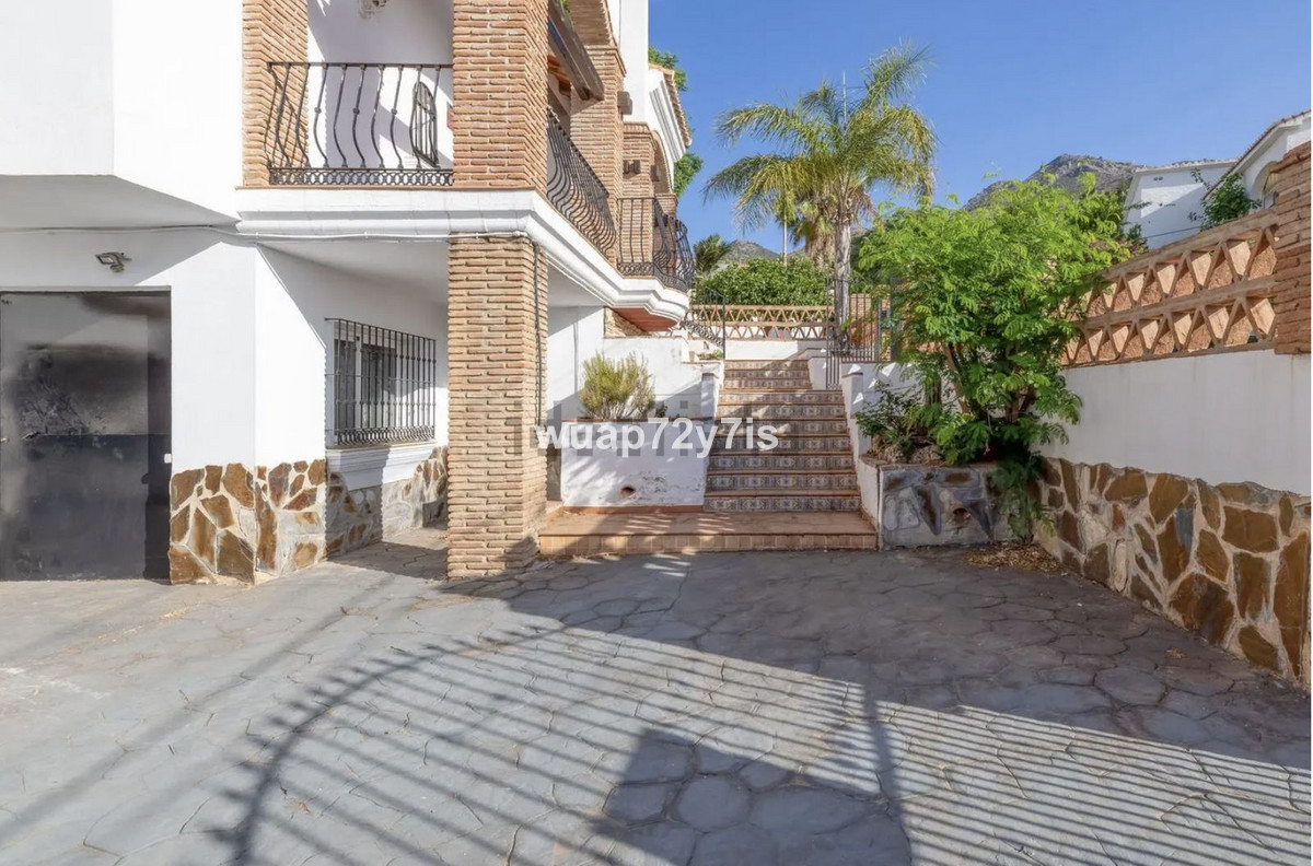 5 Bed Townhouse for sale in Benalmadena Costa Del Sol, Málaga, Spain