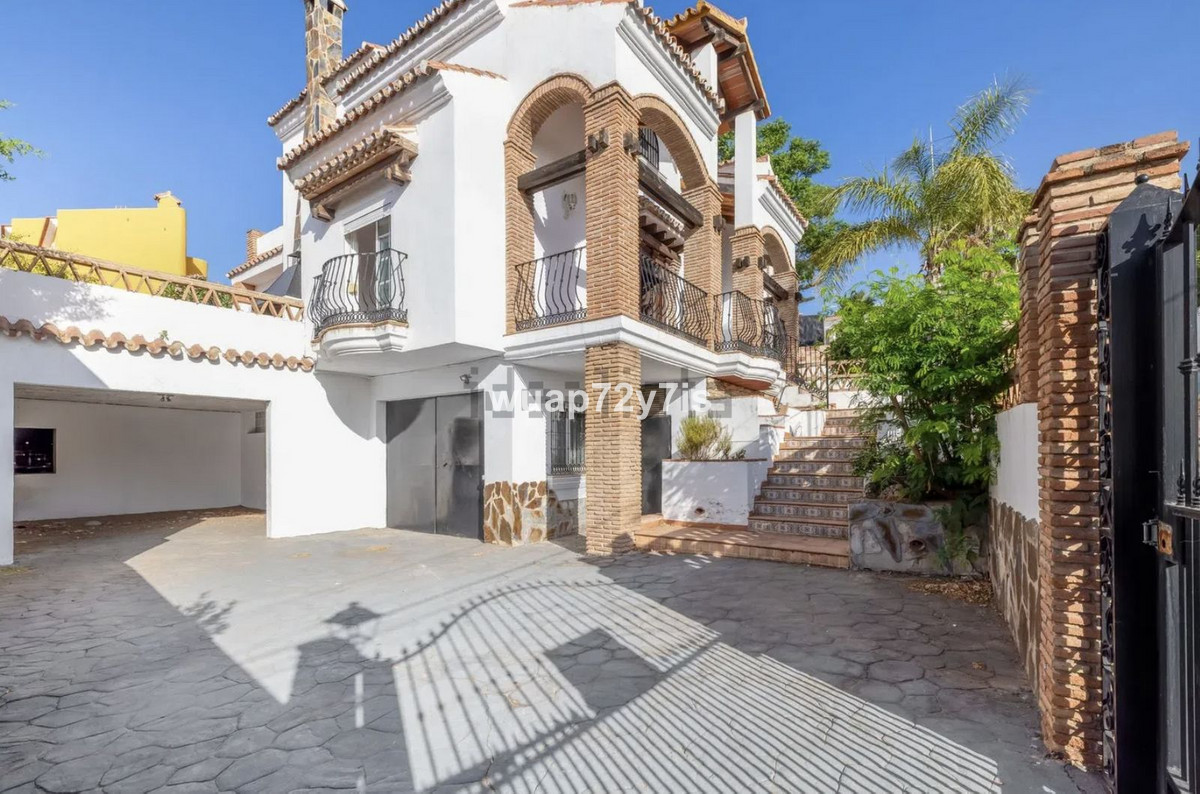 5 Bed Townhouse for sale in Benalmadena Costa Del Sol, Málaga, Spain