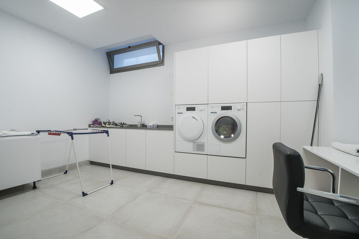 Se vende Villa - Chalet de 5 dormitorios en Costa Del Sol, Málaga, España