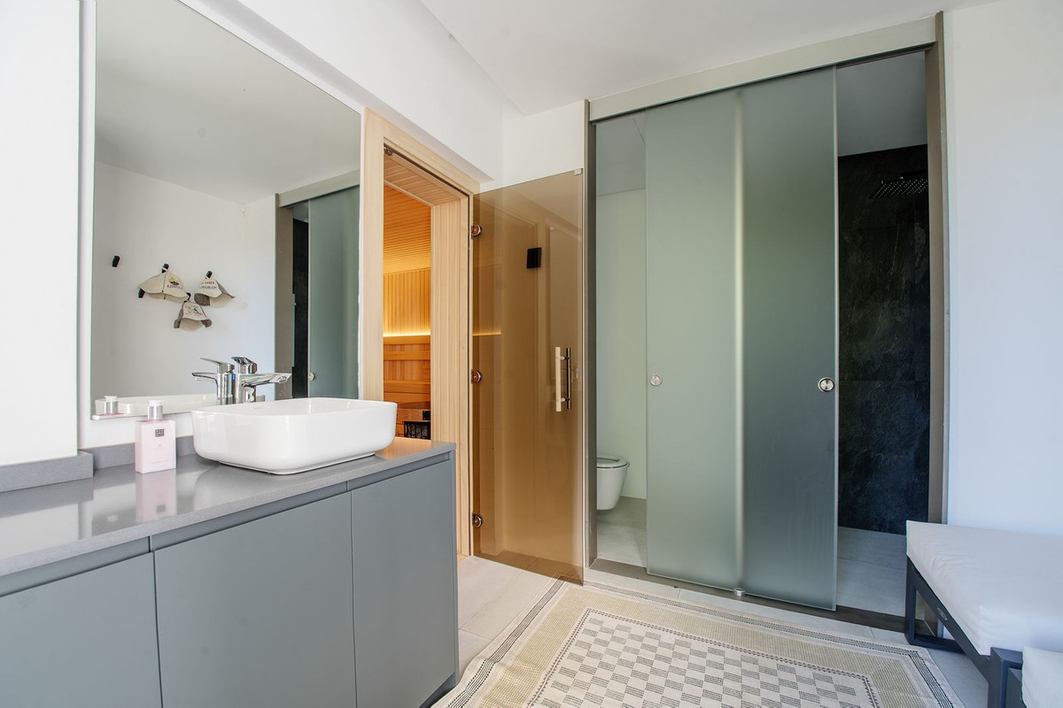 Se vende Villa - Chalet de 5 dormitorios en Costa Del Sol, Málaga, España