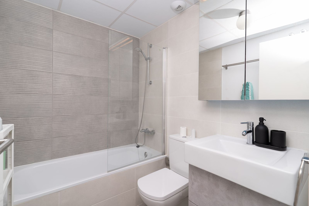 Se vende Apartamento Planta Media de 2 dormitorios en Costa Del Sol, Málaga, España