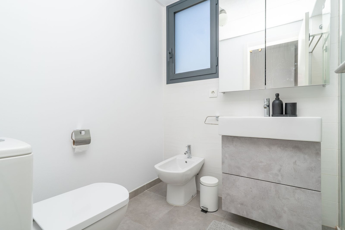 Se vende Apartamento Planta Media de 2 dormitorios en Costa Del Sol, Málaga, España