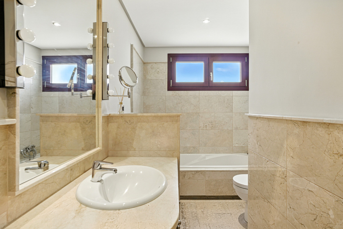 3 Bed Townhouse for sale in Benahavís Costa Del Sol, Málaga, Spain