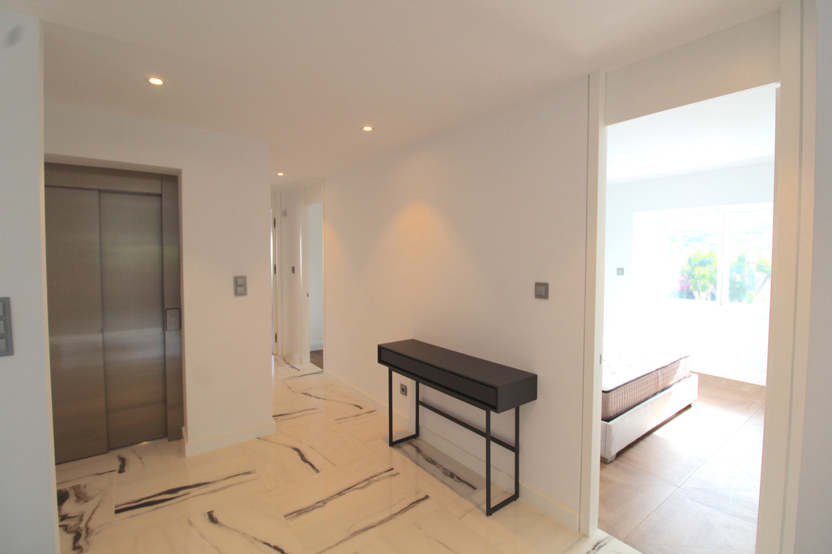 5 Bed Townhouse for sale in Nueva Andalucía Costa Del Sol, Málaga, Spain