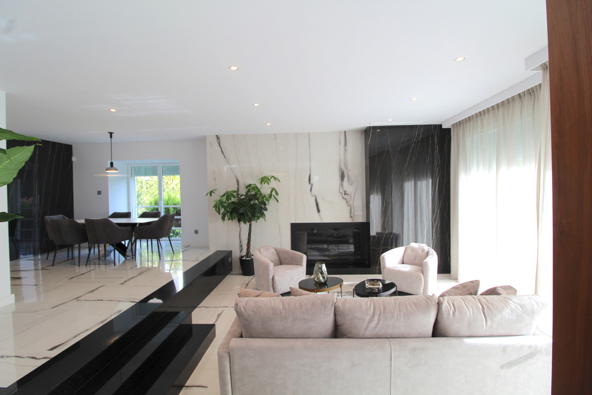 5 Bed Townhouse for sale in Nueva Andalucía Costa Del Sol, Málaga, Spain
