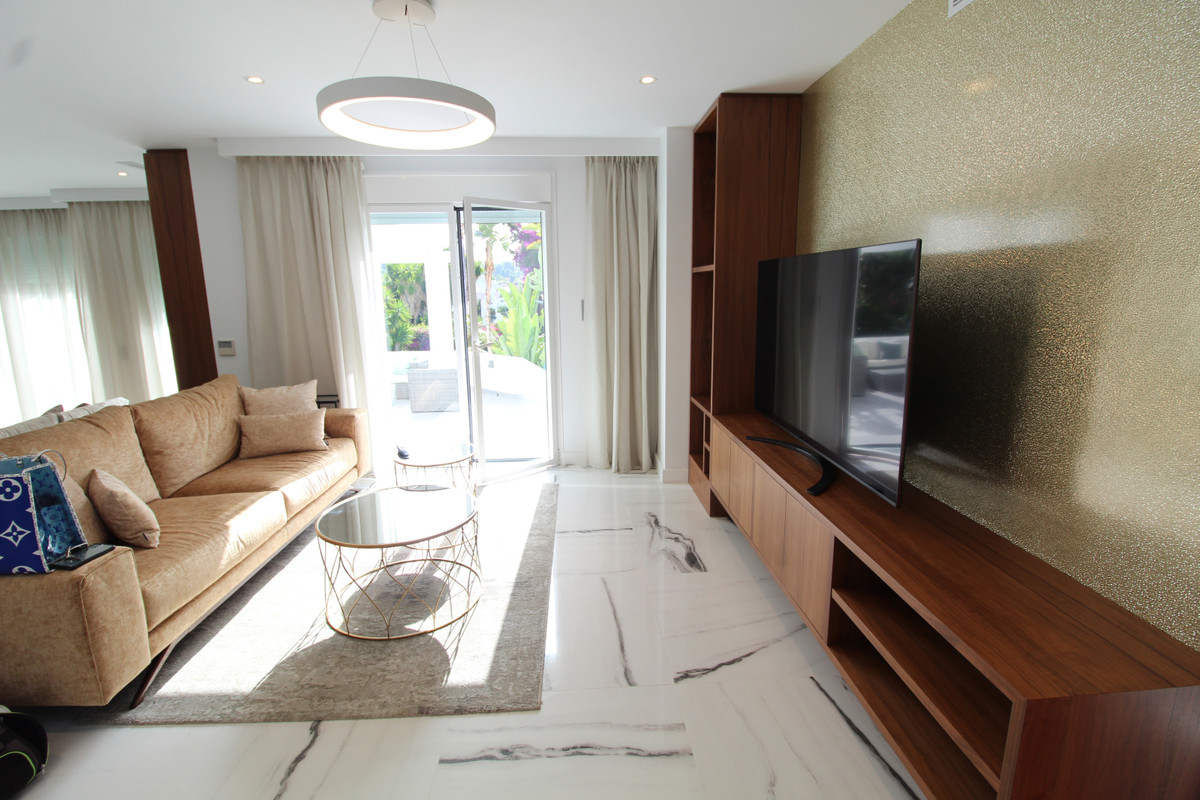 5 Bed Townhouse for sale in Nueva Andalucía Costa Del Sol, Málaga, Spain