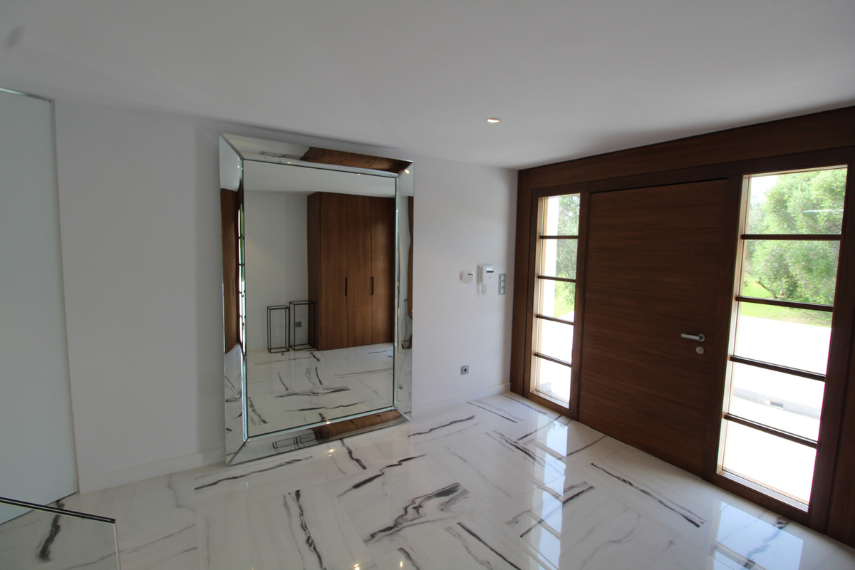 5 Bed Townhouse for sale in Nueva Andalucía Costa Del Sol, Málaga, Spain