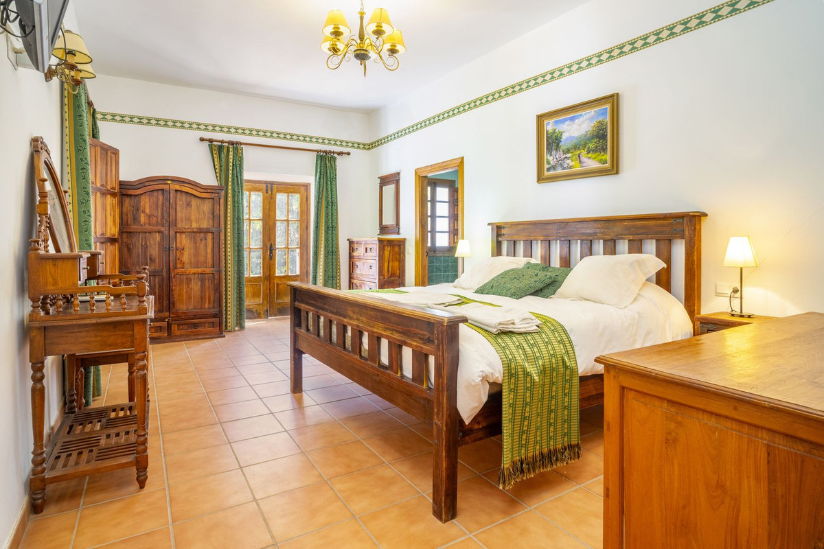14 Bed Commercial unit for sale in Benaoján Costa Del Sol, Málaga, Spain