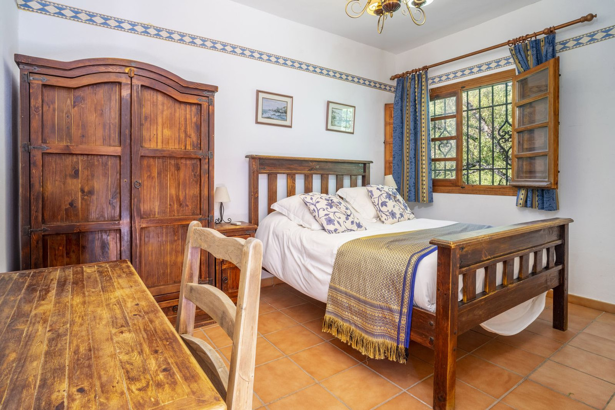 14 Bed Commercial unit for sale in Benaoján Costa Del Sol, Málaga, Spain