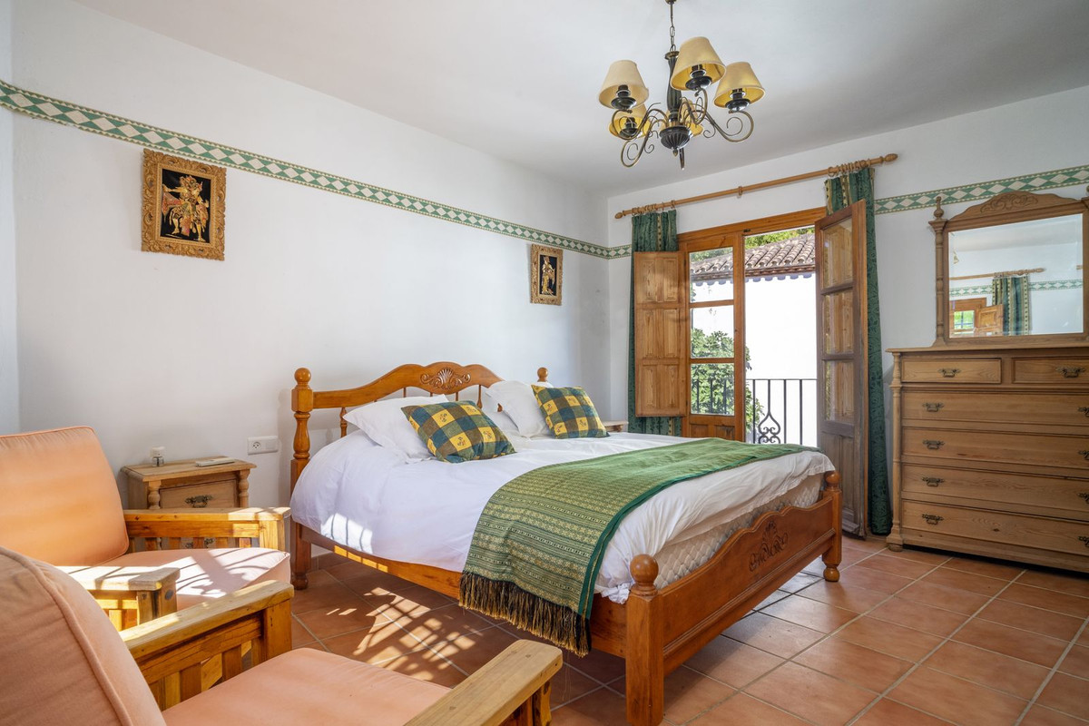 14 Bed Commercial unit for sale in Benaoján Costa Del Sol, Málaga, Spain