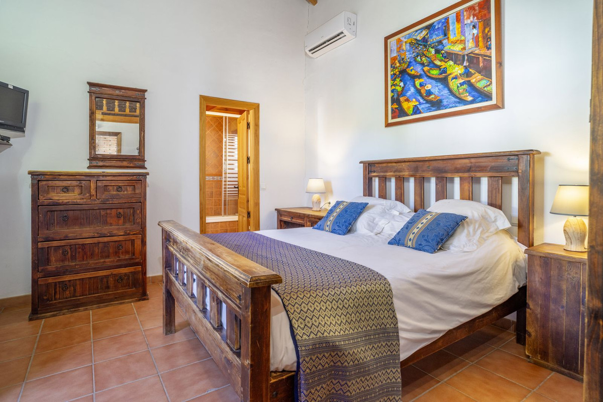 14 Bed Commercial unit for sale in Benaoján Costa Del Sol, Málaga, Spain