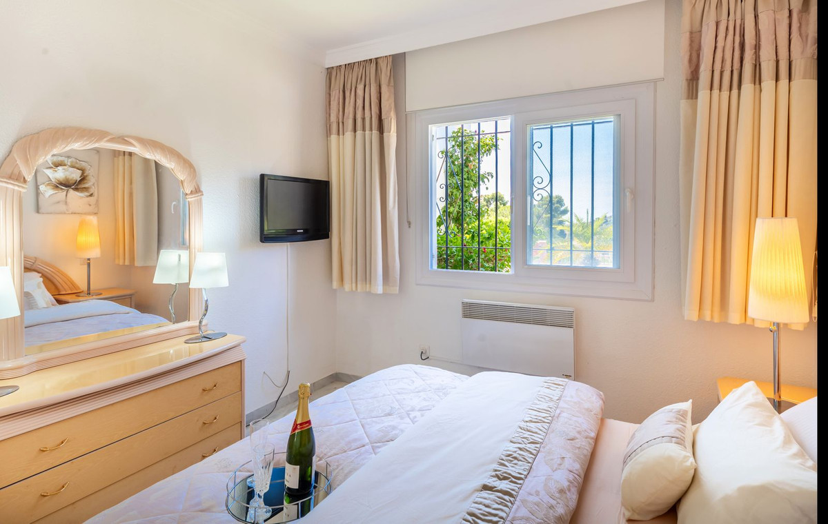 2 Bed Apartment for sale in El Paraiso Costa Del Sol, Málaga, Spain