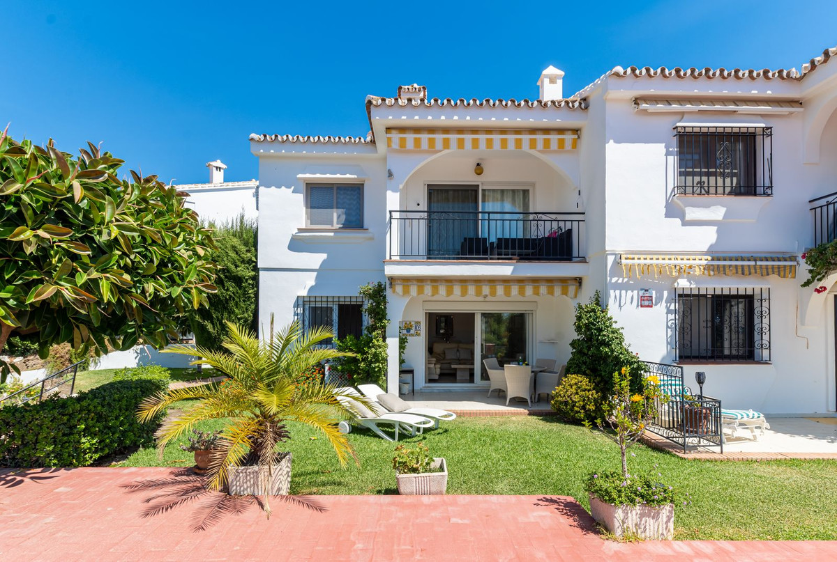 2 Bed Apartment for sale in El Paraiso Costa Del Sol, Málaga, Spain