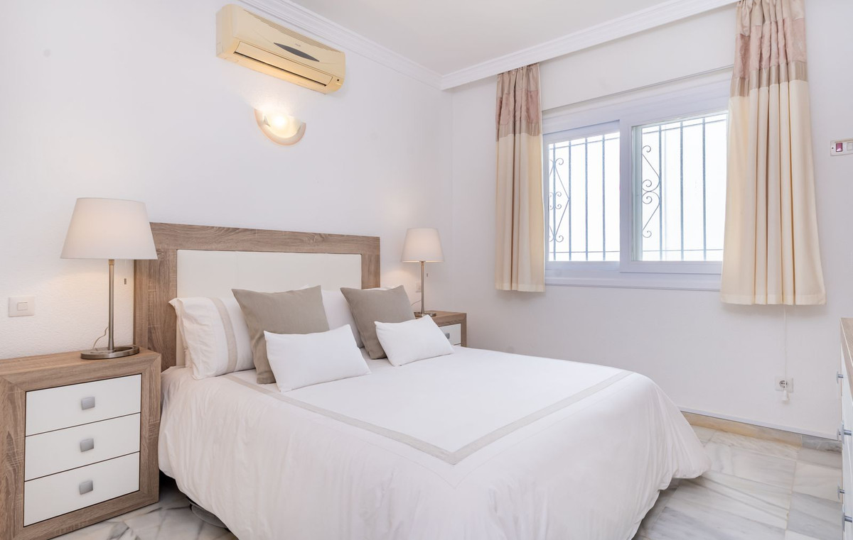2 Bed Apartment for sale in El Paraiso Costa Del Sol, Málaga, Spain