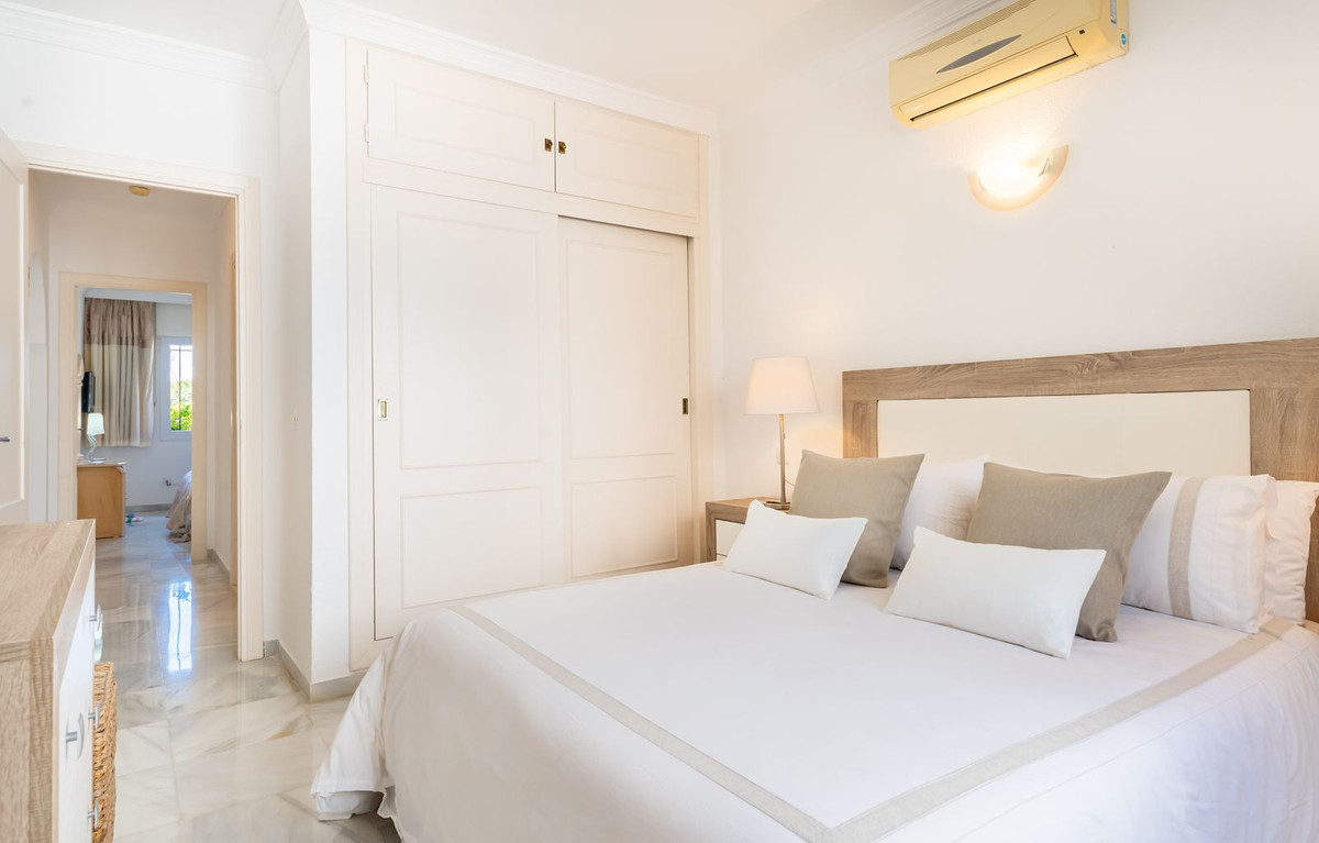 2 Bed Apartment for sale in El Paraiso Costa Del Sol, Málaga, Spain