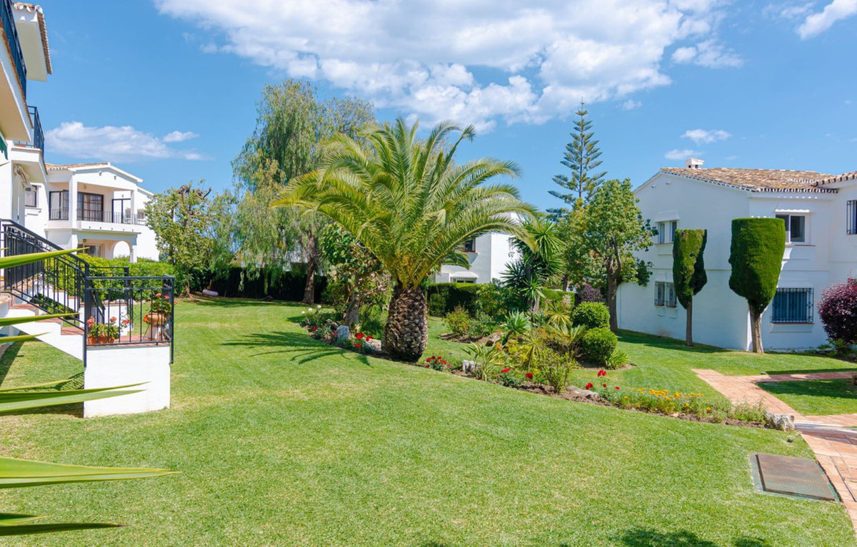 2 Bed Apartment for sale in El Paraiso Costa Del Sol, Málaga, Spain