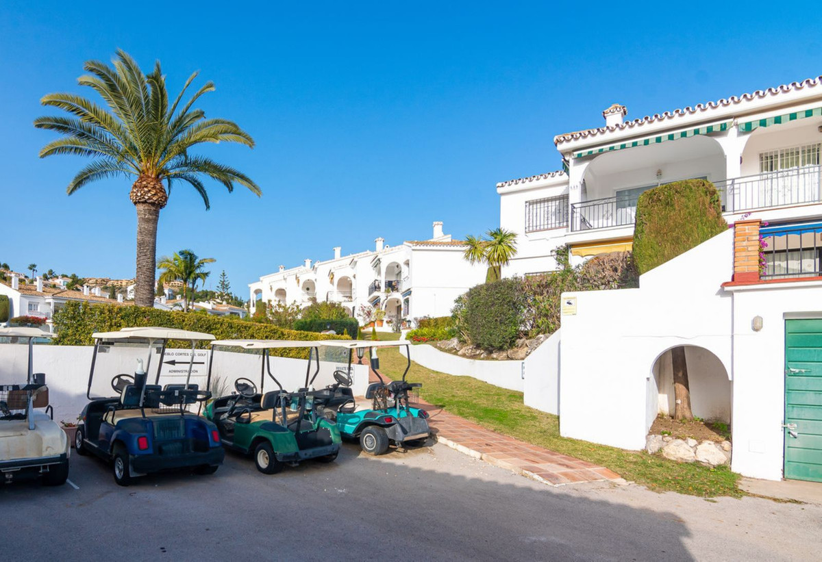 2 Bed Apartment for sale in El Paraiso Costa Del Sol, Málaga, Spain