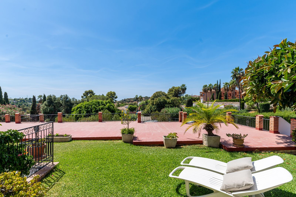 2 Bed Apartment for sale in El Paraiso Costa Del Sol, Málaga, Spain
