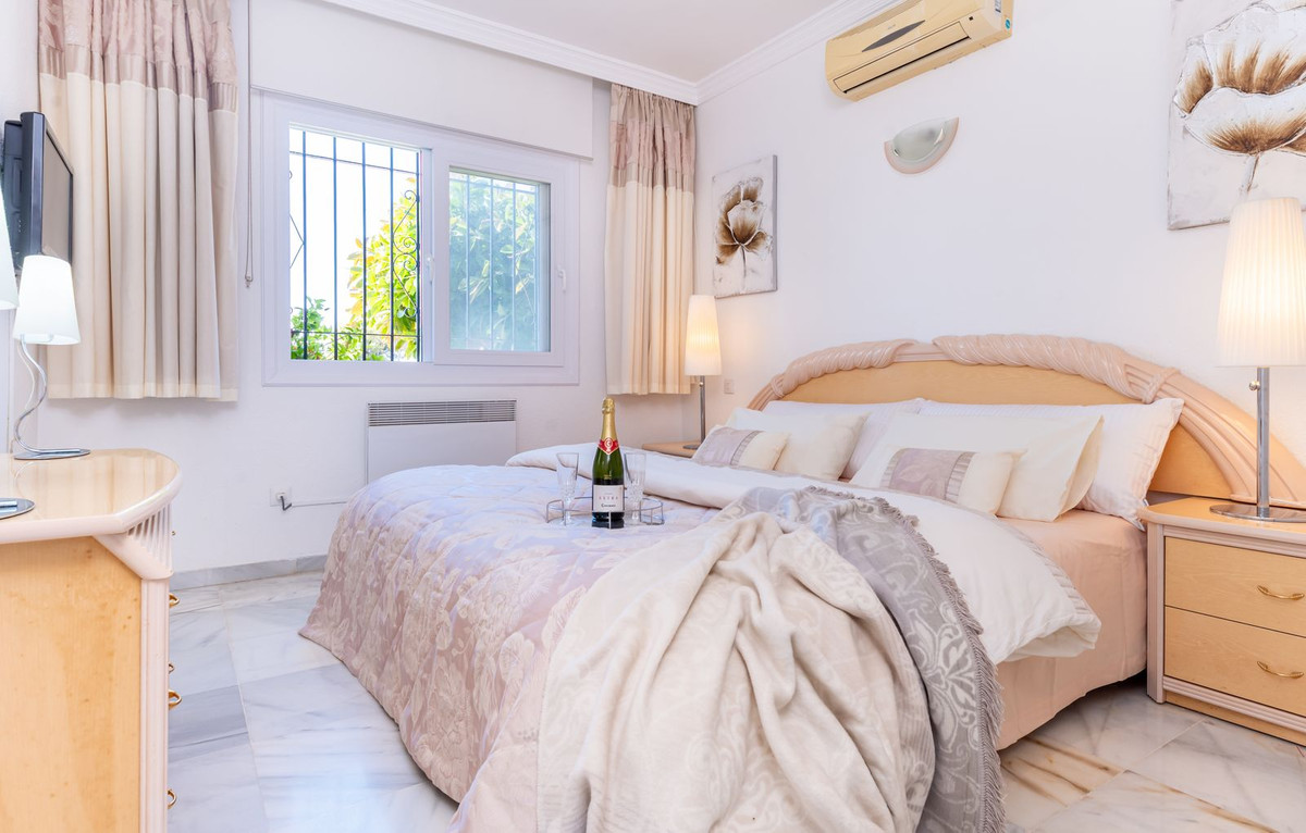 2 Bed Apartment for sale in El Paraiso Costa Del Sol, Málaga, Spain