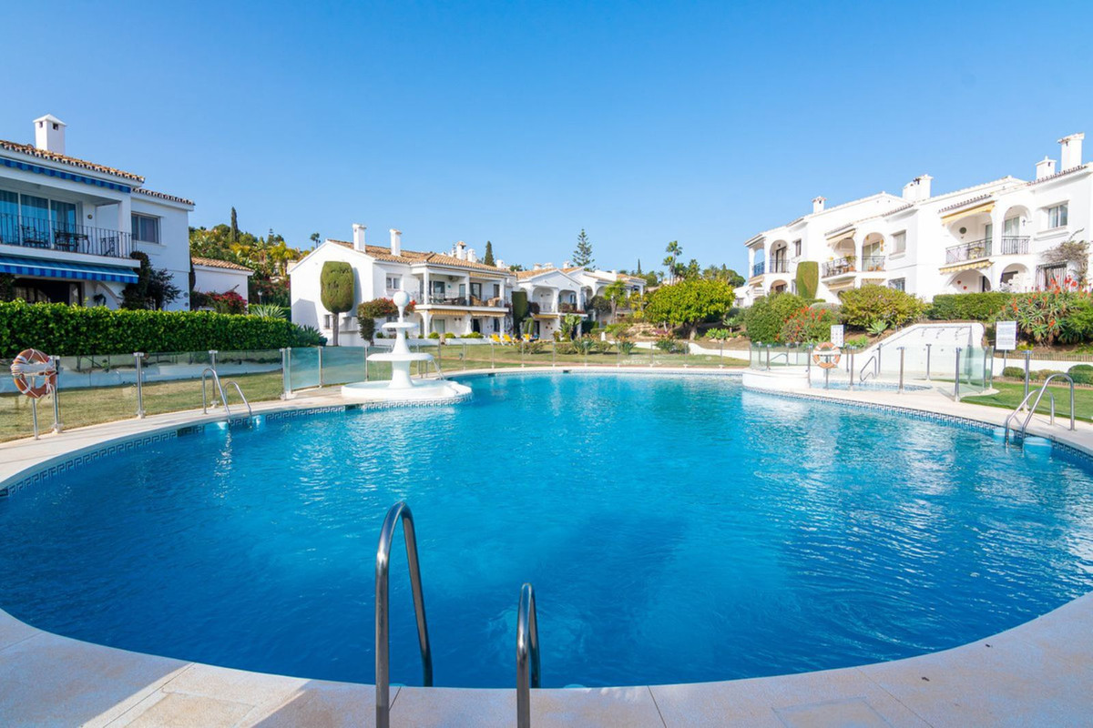 2 Bed Apartment for sale in El Paraiso Costa Del Sol, Málaga, Spain