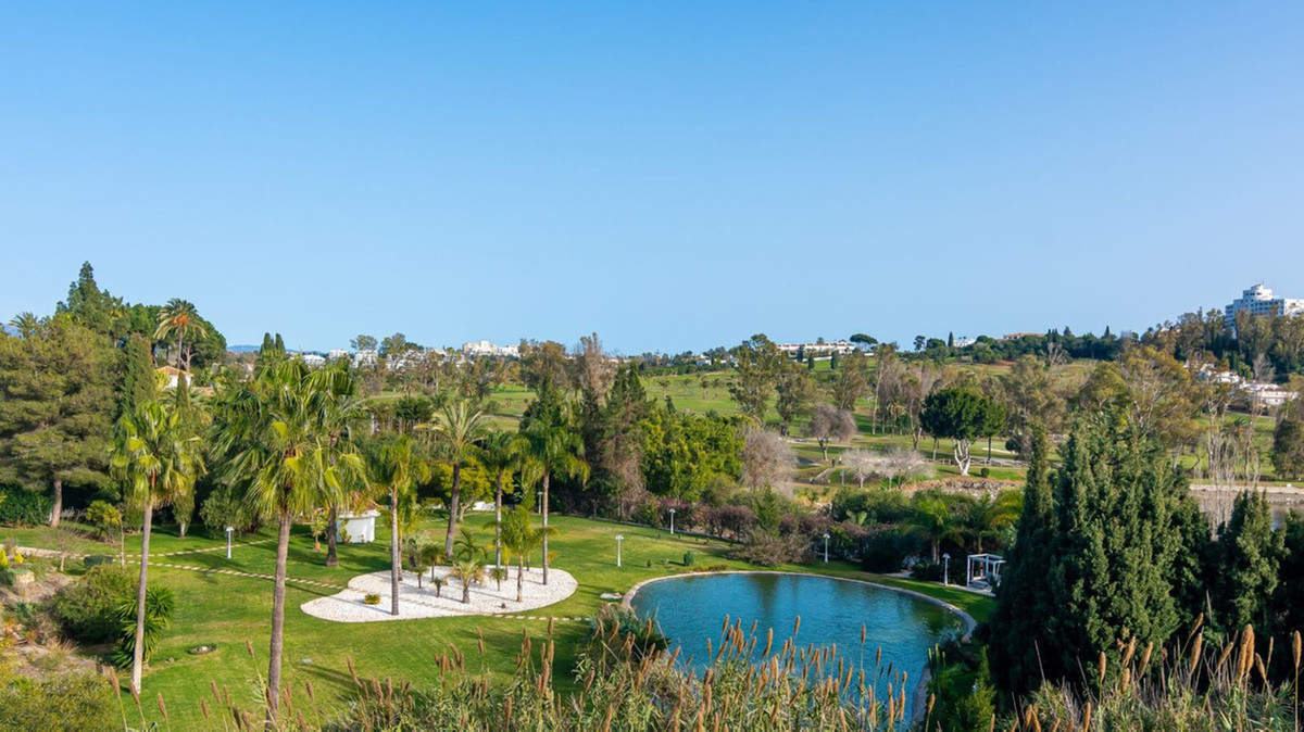2 Bed Apartment for sale in El Paraiso Costa Del Sol, Málaga, Spain