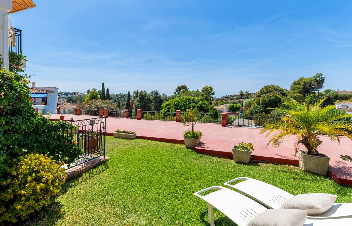 2 Bed Apartment for sale in El Paraiso Costa Del Sol, Málaga, Spain