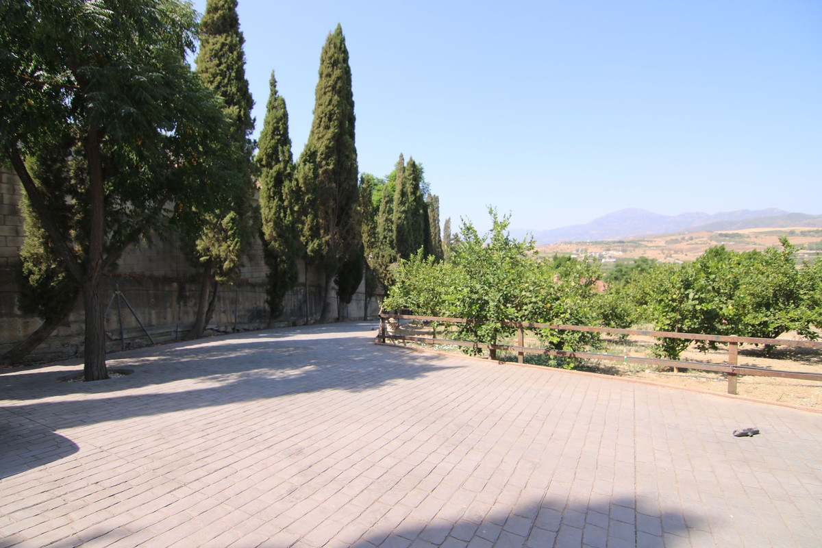 11 Bed Townhouse for sale in Pizarra Costa Del Sol, Málaga, Spain