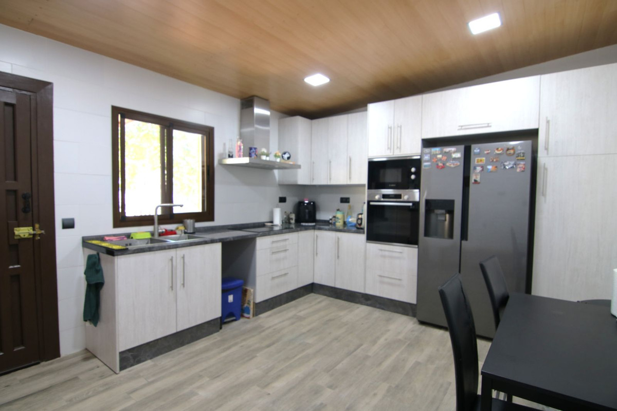 11 Bed Townhouse for sale in Pizarra Costa Del Sol, Málaga, Spain