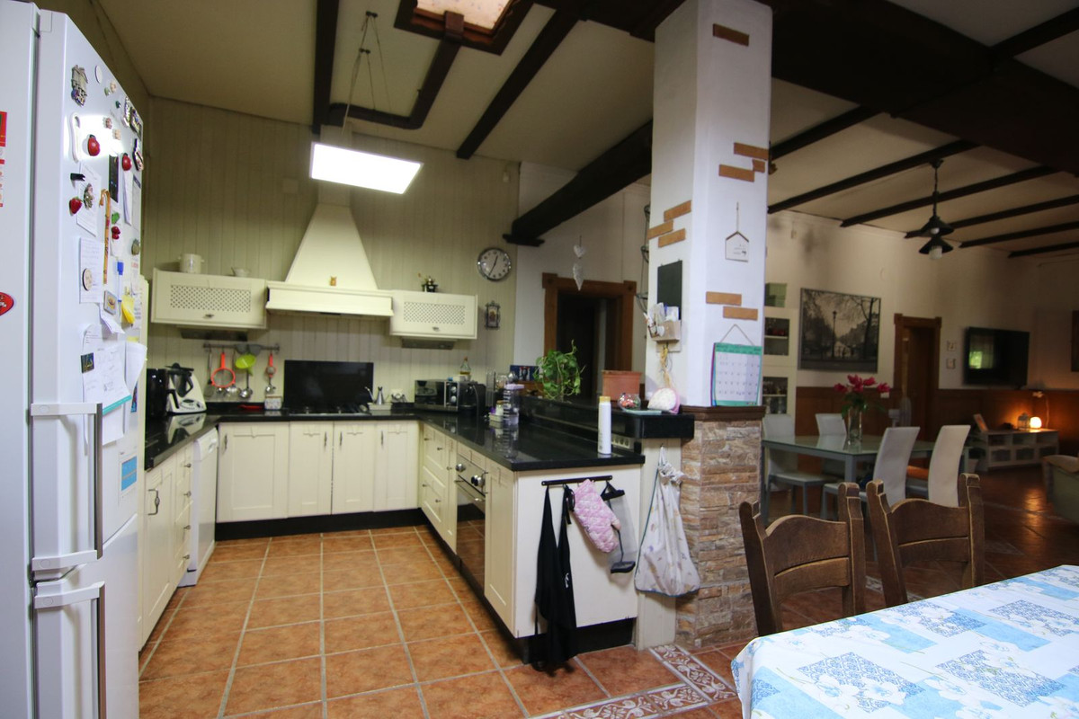 11 Bed Townhouse for sale in Pizarra Costa Del Sol, Málaga, Spain