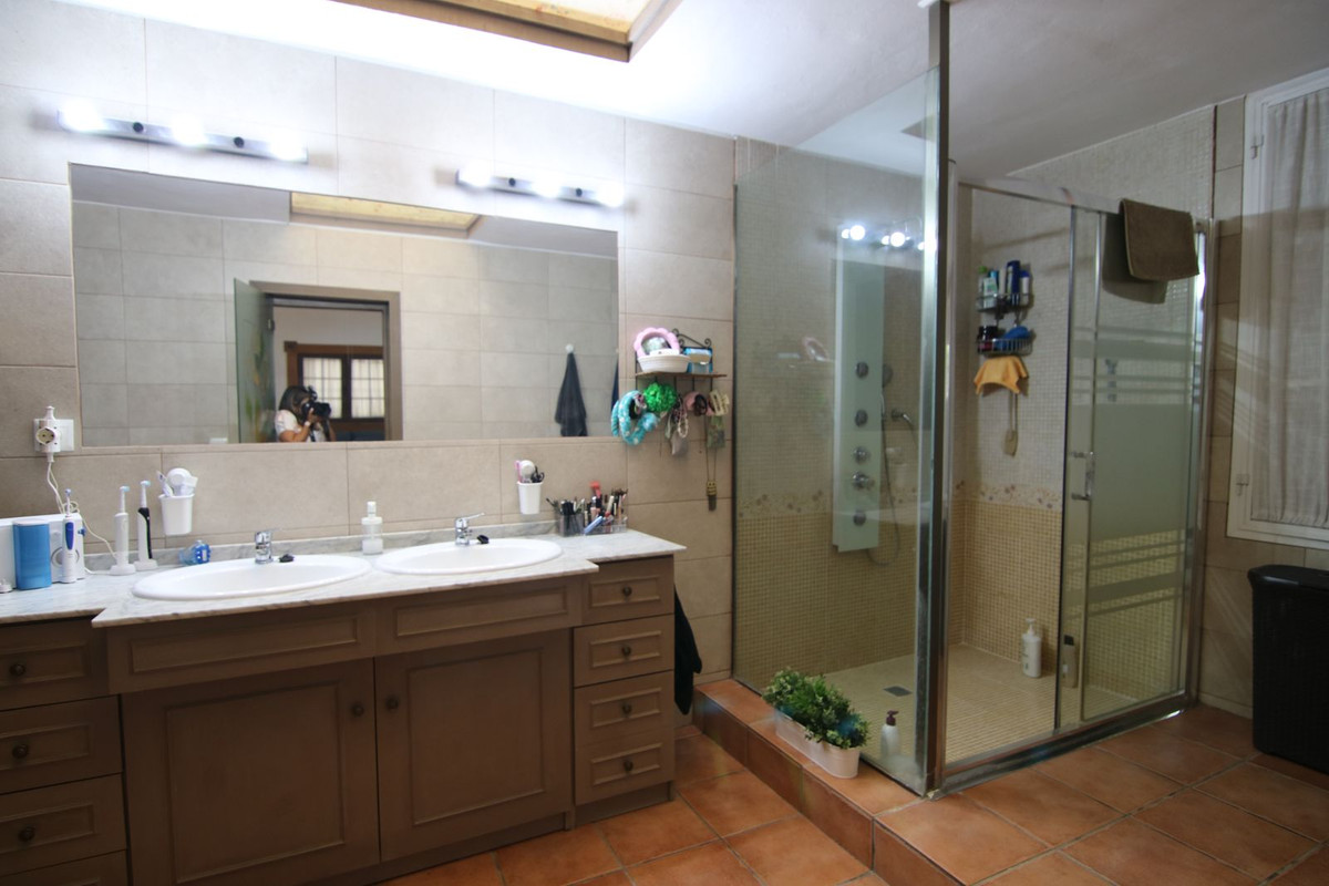 11 Bed Townhouse for sale in Pizarra Costa Del Sol, Málaga, Spain
