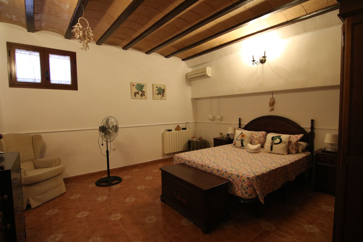 11 Bed Townhouse for sale in Pizarra Costa Del Sol, Málaga, Spain