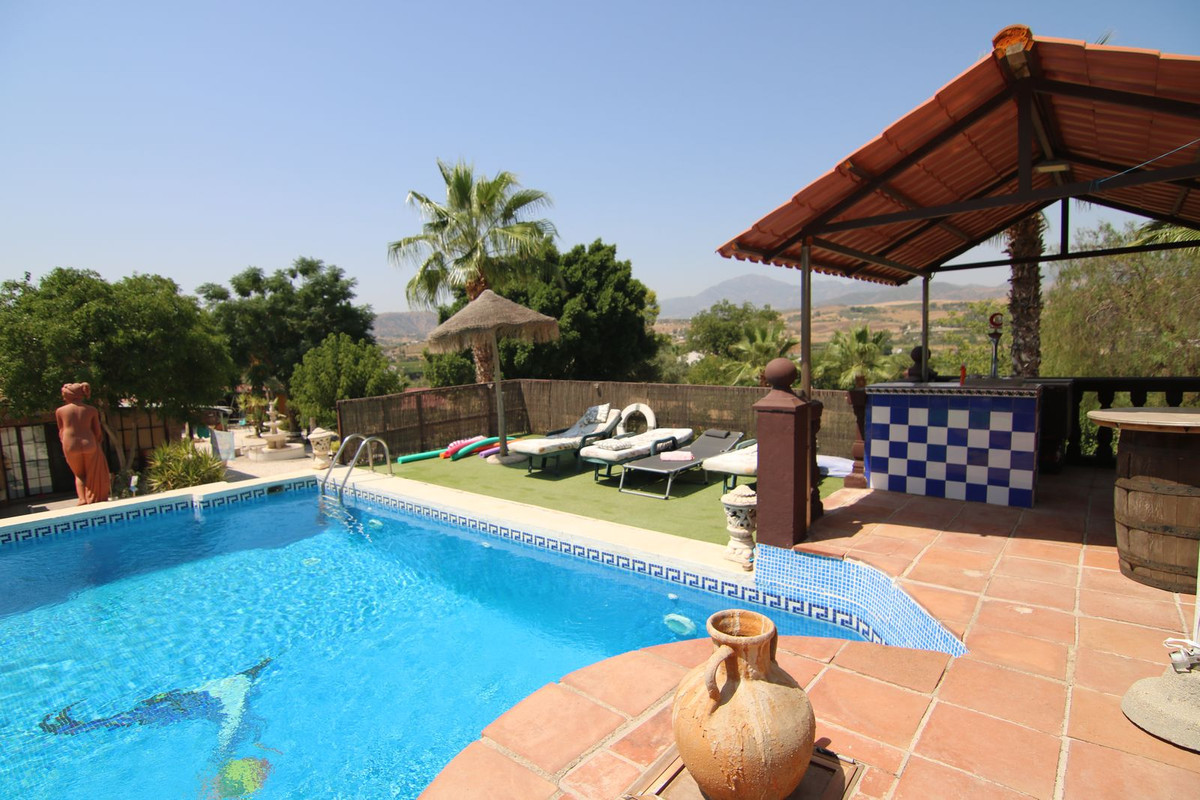 11 Bed Townhouse for sale in Pizarra Costa Del Sol, Málaga, Spain