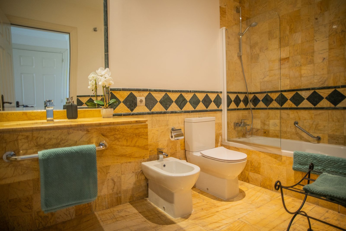 2 Bed Apartment for sale in El Paraiso Costa Del Sol, Málaga, Spain