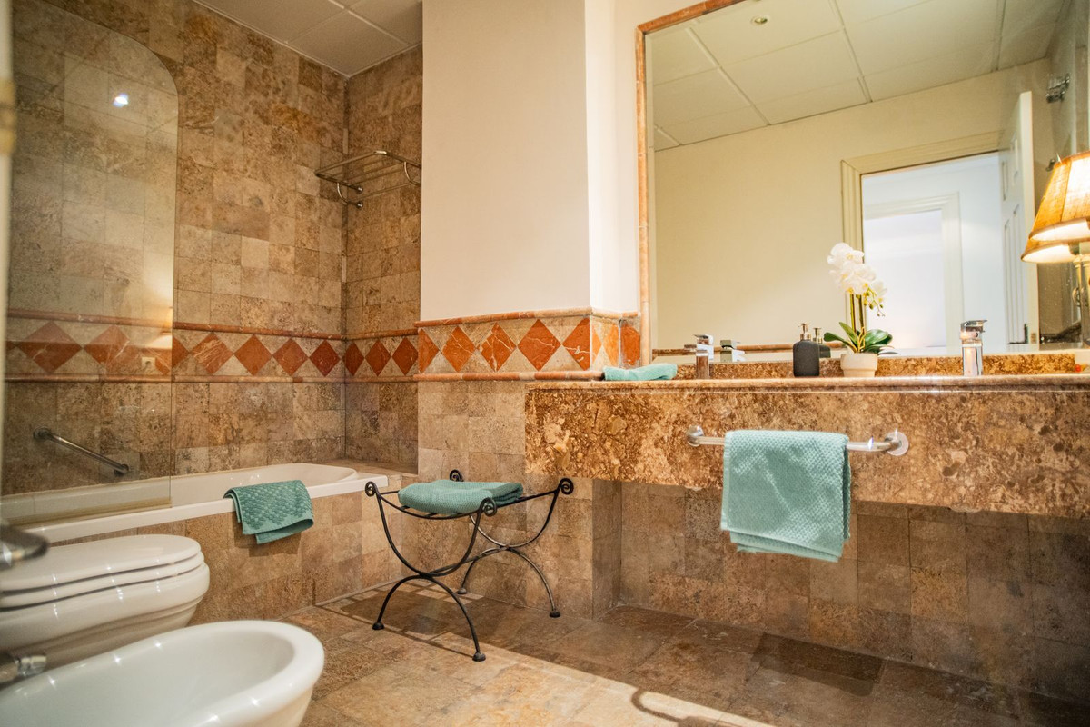2 Bed Apartment for sale in El Paraiso Costa Del Sol, Málaga, Spain