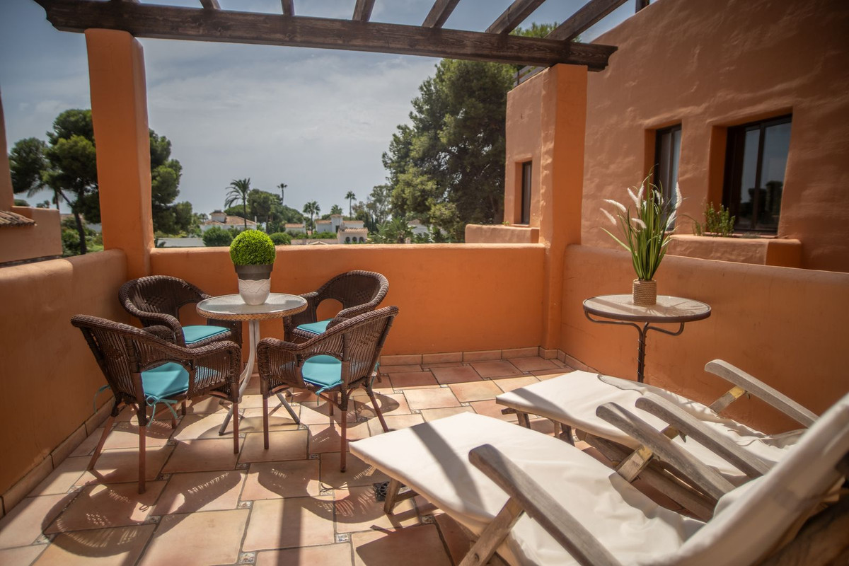 2 Bed Apartment for sale in El Paraiso Costa Del Sol, Málaga, Spain