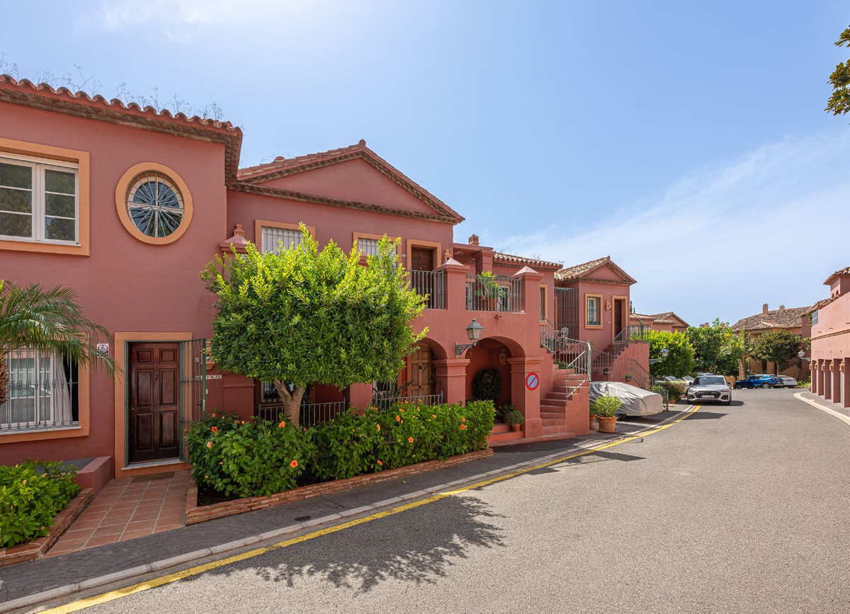 4 Bed Apartment for sale in Monte Halcones Costa Del Sol, Málaga, Spain