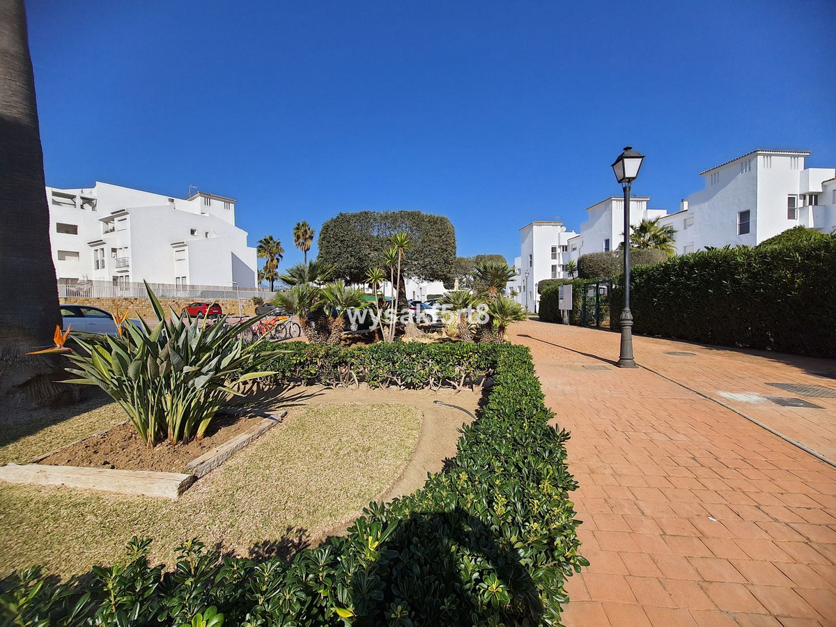 2 Bed Apartment for sale in La Duquesa Costa Del Sol, Málaga, Spain