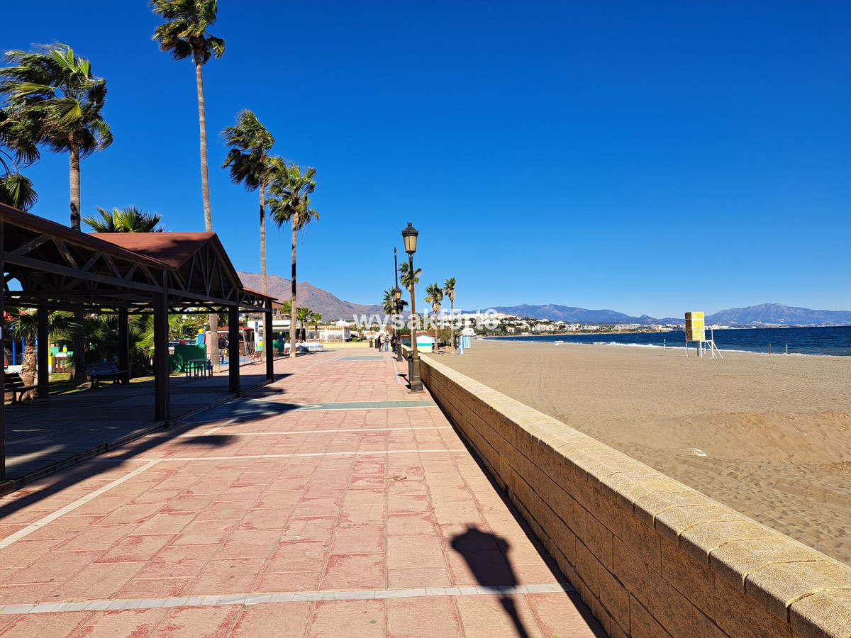 2 Bed Apartment for sale in La Duquesa Costa Del Sol, Málaga, Spain