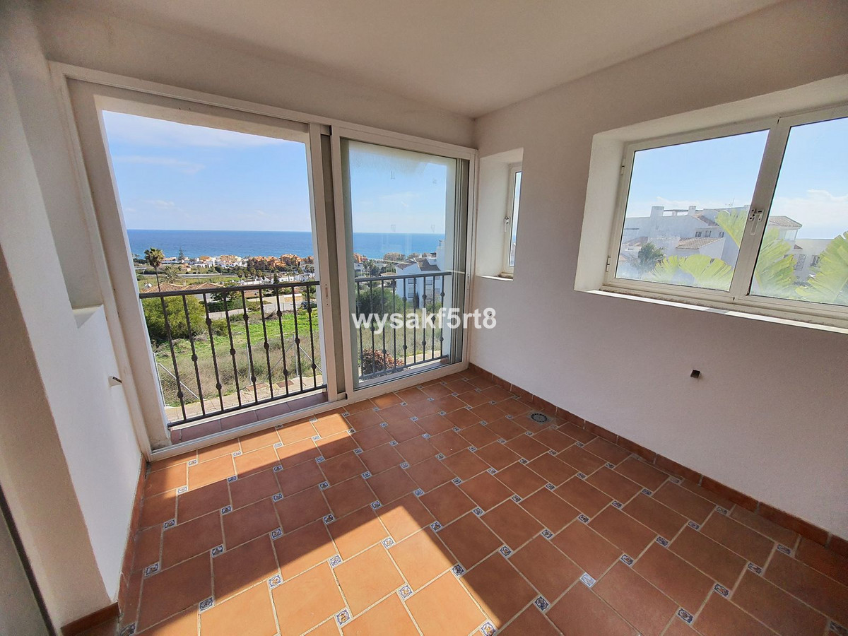 2 Bed Apartment for sale in La Duquesa Costa Del Sol, Málaga, Spain