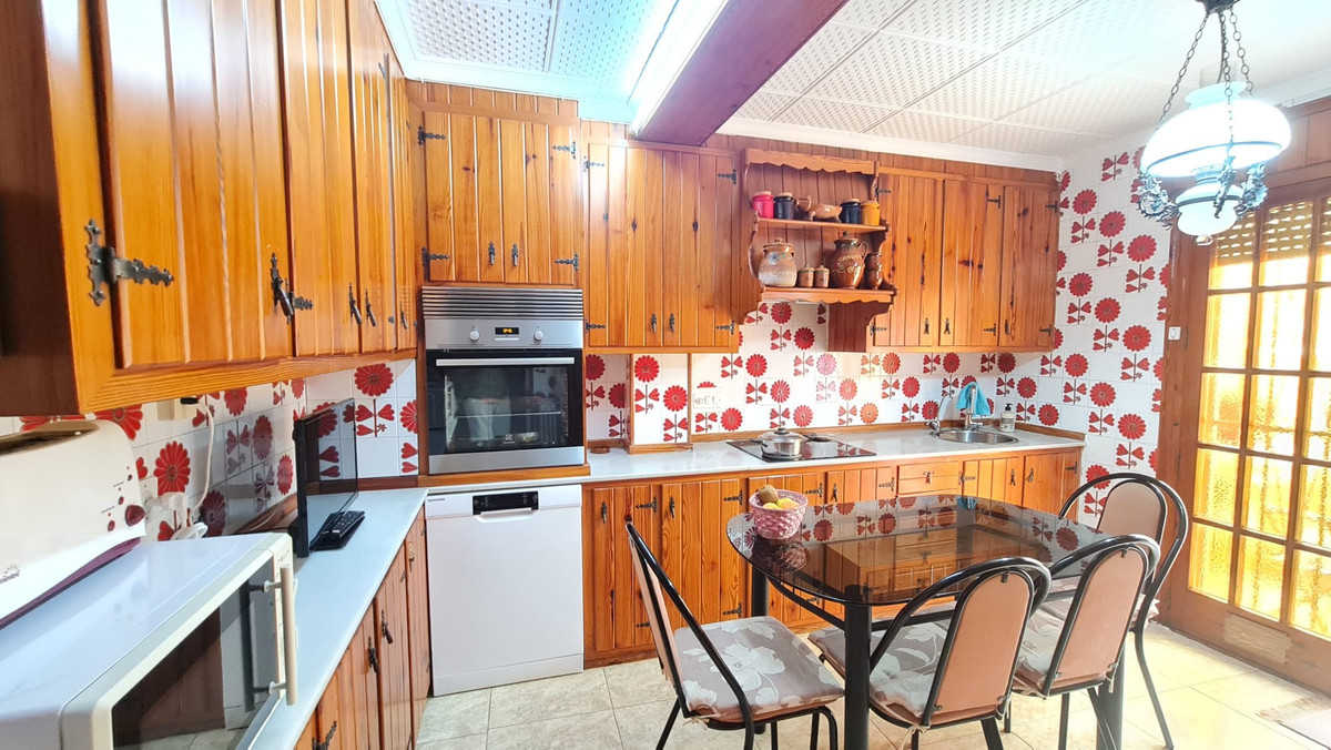 4 Bed Townhouse for sale in Elda Costa Blanca, Alicante, Spain