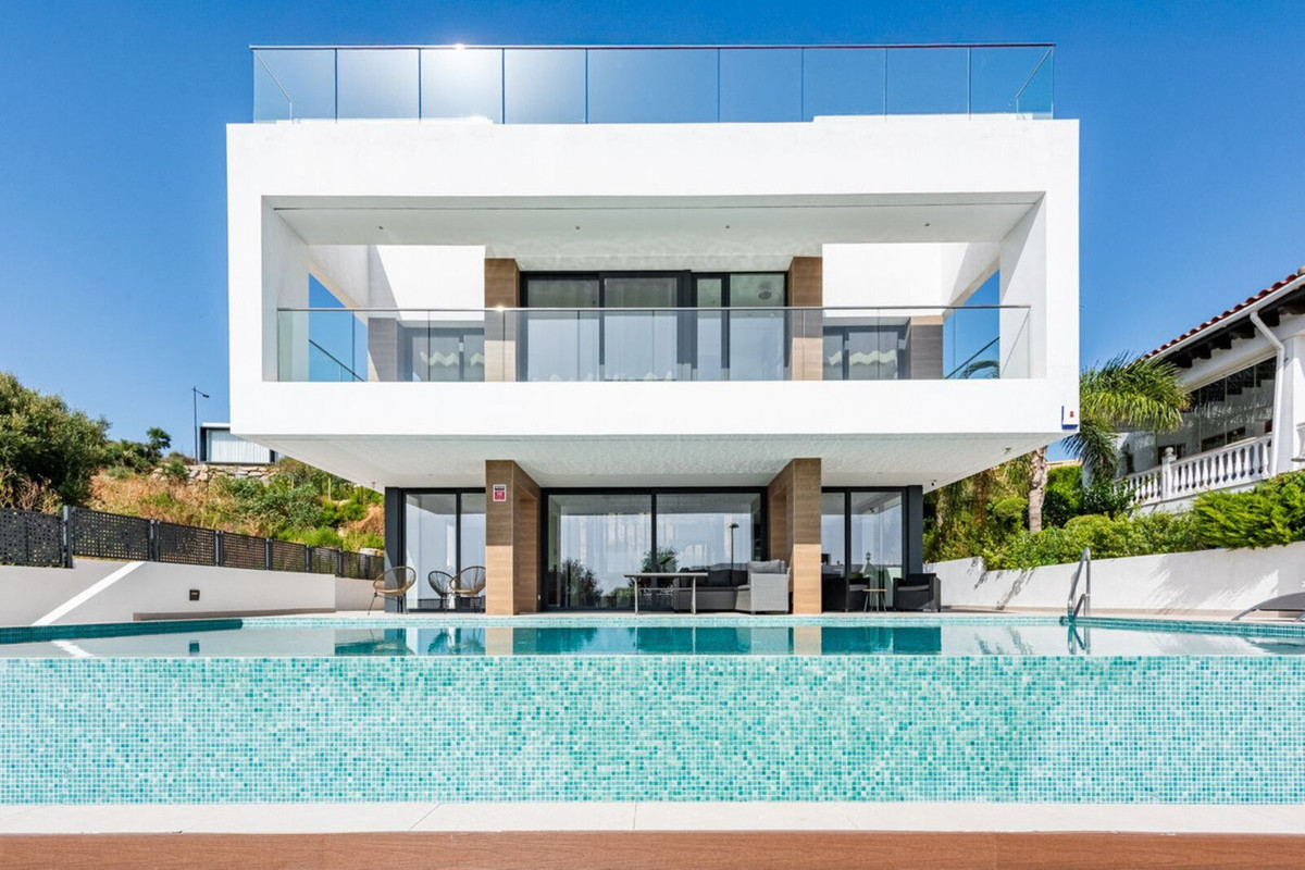 3 Bed Townhouse for sale in Estepona Costa Del Sol, Málaga, Spain