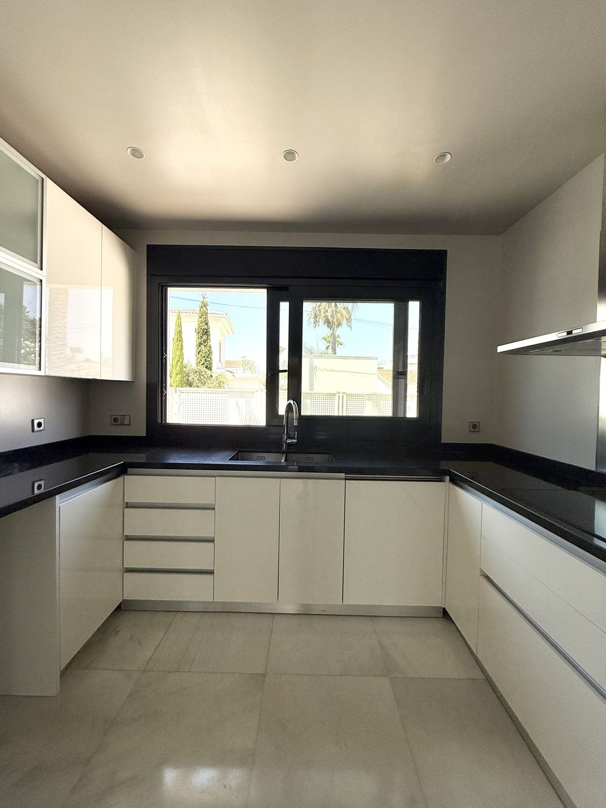 5 Bed Townhouse for sale in Marbesa Costa Del Sol, Málaga, Spain