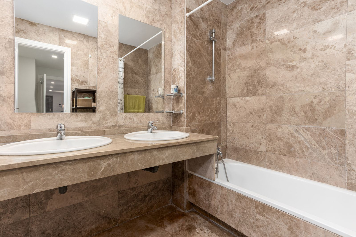 Se vende Apartamento Planta Media de 2 dormitorios en Costa Del Sol, Málaga, España