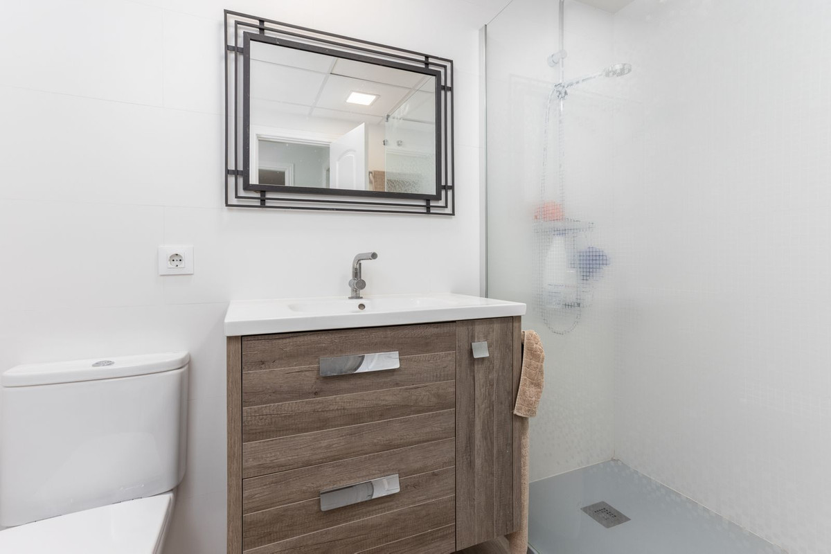 Se vende Apartamento Planta Media de 2 dormitorios en Costa Del Sol, Málaga, España