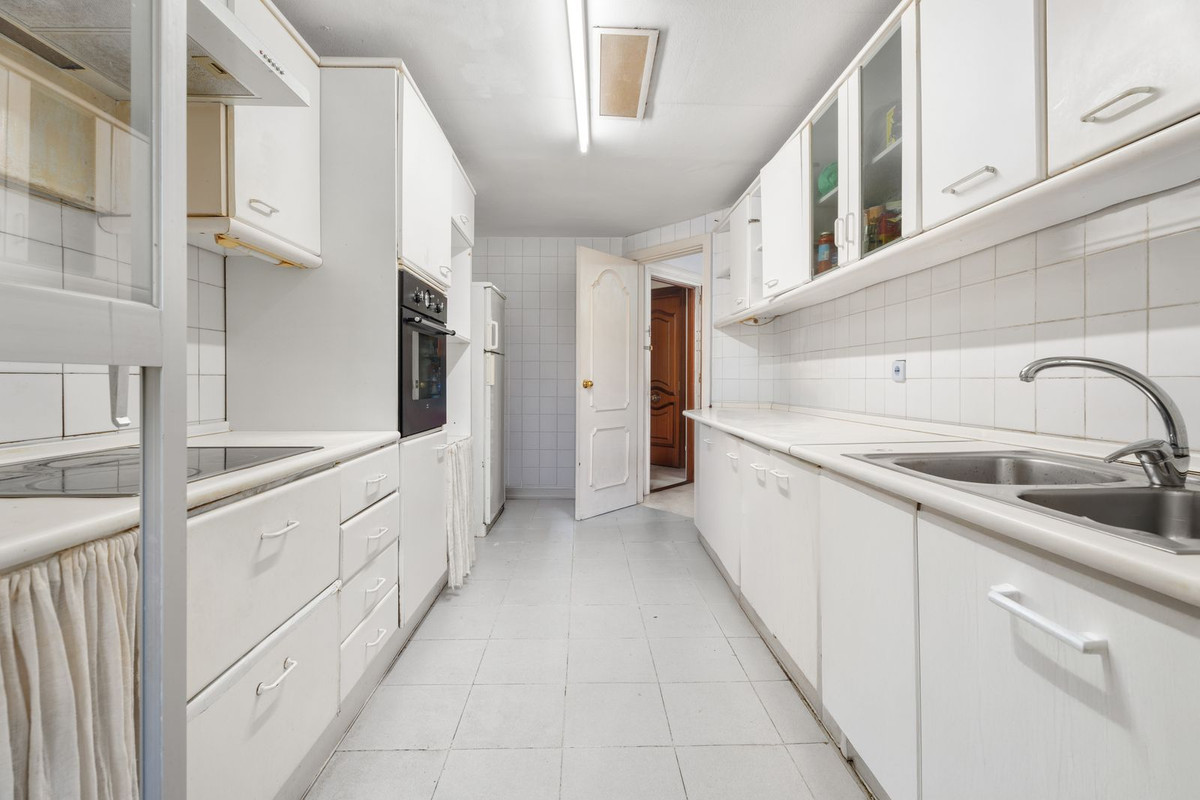 4 Bed Apartment for sale in Marbella Costa Del Sol, Málaga, Spain