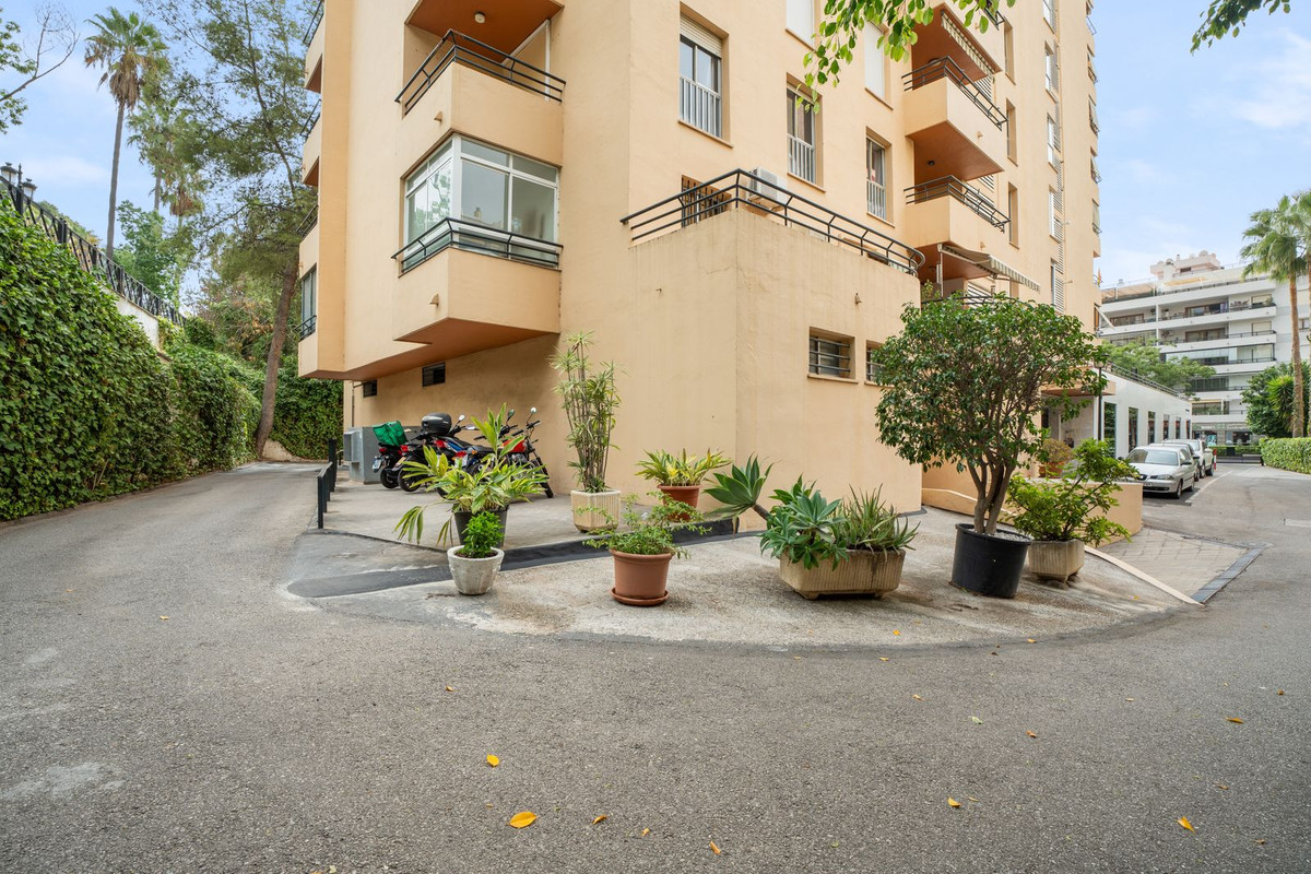 4 Bed Apartment for sale in Marbella Costa Del Sol, Málaga, Spain