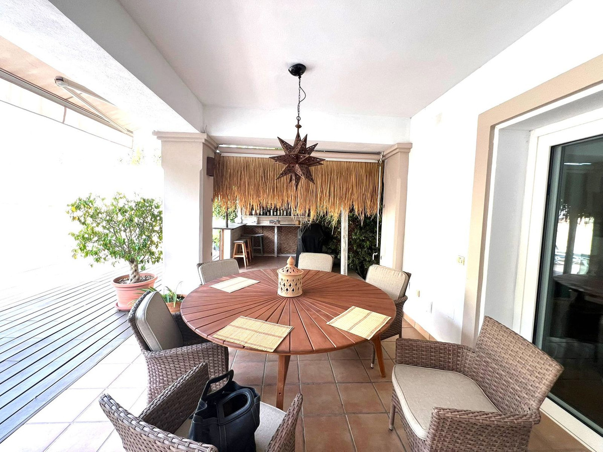 6 Bed Townhouse for sale in Sierrezuela Costa Del Sol, Málaga, Spain